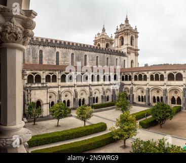 Alcobada, Portugal - 24. August 2022: Blick über den Garten und das Kloster von D. Dinis im Kloster von Alcobacala in Portugal. Stockfoto