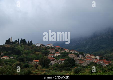 Landschaft des Dorfes Vrisnik auf der Insel Hvar, Kroatien Stockfoto