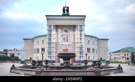 Ulan-Ude, Buryatia, Russland - 9. August 2021: Zentraler Platz der Stadt Ulan-Ude. Theater des Dramas. Burjat Republik. Stockfoto