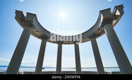 Weiße Rotundas in der Stadt in der Nähe des Ufers. Stockfoto