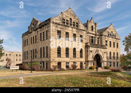 MANHATTEN, KS, USA - 3. NOVEMBER 2022: Dickens Hall auf dem Campus der Kansas State University. Stockfoto