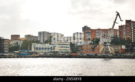 Panorama der russischen Stadt Wladiwstok. Blick von der fahrenden Fähre. Stockfoto