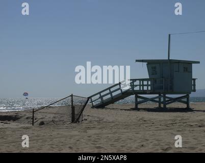 Parasailers landen vor dem Lifeguard Tower 28, Santa Monica Beach Stockfoto