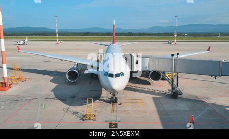 Das Flugzeug am Flughafen wartet auf den Abflug am Terminal. Stockfoto