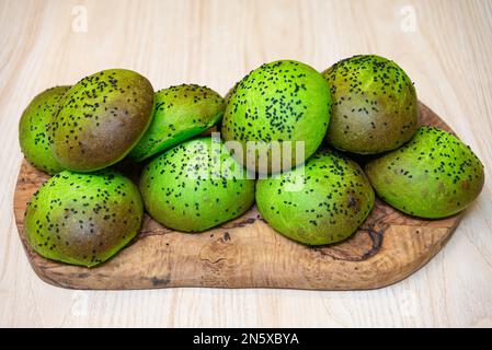 Frisch gebackene grüne Brötchen mit Sesamsamen, Burgerbrötchen, schwarzen Sesamsamen Stockfoto