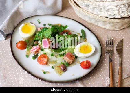Nicoise Salat ist ein berühmtes kulinarisches Rezept mit frischem Gemüse, gekochten Eiern, Thunfisch und Olivenöl. Der Salat ist auch mit Zitronensaft oder gekleidet Stockfoto