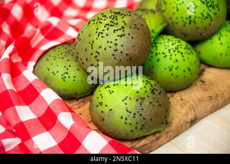 Frisch gebackene grüne Brötchen mit Sesamsamen, Burgerbrötchen, schwarzen Sesamsamen Stockfoto