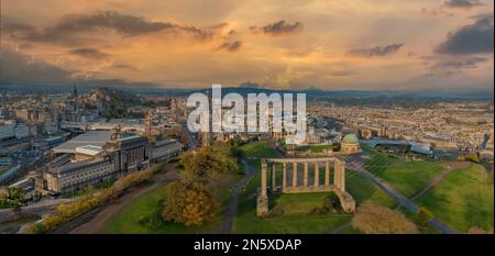 Edinburgh, Schottland, Edinburgh Stadtzentrum aus der Vogelperspektive von Calton Hill mit Edinburgh Castle, Waverley Bahnhof. Touristenattraktionen Stockfoto