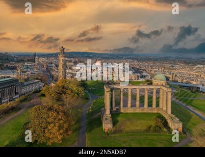 Edinburgh, Schottland, Edinburgh Stadtzentrum aus der Vogelperspektive von Calton Hill mit Edinburgh Castle, Waverley Bahnhof. Touristenattraktionen Stockfoto