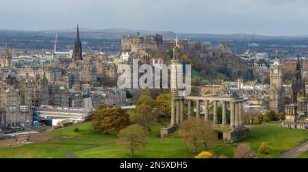 Edinburgh, Schottland, Edinburgh Stadtzentrum aus der Vogelperspektive von Calton Hill mit Edinburgh Castle, Waverley Bahnhof. Touristenattraktionen Stockfoto