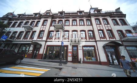 Wladiwostok, Russland - 9. August 2021: Die zentralen Straßen von Wladiwostok und die Architektur der Stadt. Stockfoto