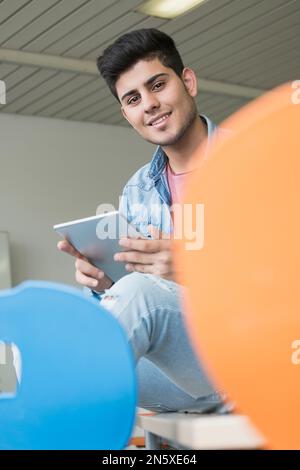 Universitätsstudentin mit einem digitalen Tablet in der Schule Bayern Stockfoto