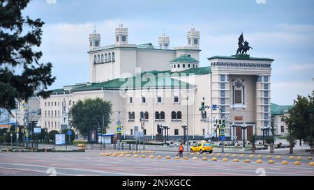 Ulan-Ude, Buryatia, Russland - 9. August 2021: Zentraler Platz der Stadt Ulan-Ude. Theater des Dramas. Burjat Republik. Stockfoto