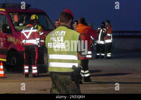 Kirchberg An Der Jagst, Deutschland. 09. Februar 2023. WIEDERGABE IN BESSERER QUALITÄT. Ein Militärpolizist sperrt die Autobahn nach einem Unfall. US-Militärtransporter, beladen mit Tonnen Sprengstoff und Raketen, die sich am Donnerstag auf der Autobahn 6 zwischen Heilbronn und Nürnberg übereinander stürzten. Laut Polizei wurden zwei Angehörige der Streitkräfte schwer verletzt. Obwohl einer der Transporter Feuer gefangen hatte, blieb die gefährliche Fracht nach einer ersten Bewertung unbeschädigt. Kredit: Marius Bulling/onw-images/Ostalb Network /dpa/Alamy Live News Stockfoto