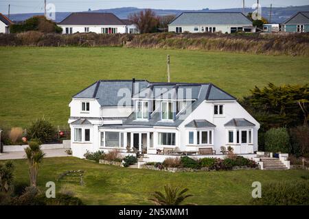 Blick vom Polurrian Hotel auf die Lizard in Cornwall Stockfoto