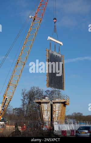 Harefield, Großbritannien. 9. Februar 2023 HS2 Hochgeschwindigkeitszug 2 Bau der Piers des Colne Valley Viaduct über den Broadwater Lake im Londoner Stadtteil Hillingdon. Der See ist ein Wildlife Trusts Site of Special Scientfic of Interest, wo bis HS2 Hunderte von Bäumen gefällt wurden. Die Wildlife Trusts haben berichtet, dass die Metrik HS2 für ihre Konstruktion ohne Nettoverluste für die Natur „grundsätzlich fehlerhaft“ ist und dass HS2 Teiche, Hecken und Bäume auf ihren Karten ausgelassen haben. Die Wildlife Trusts haben gefordert, dass alle HS2 Werke eingestellt werden und dass HS2 die Natur auf eine Art und Weise reparieren müssen Stockfoto