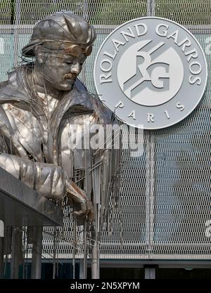 Roland Garros riesige Statue auf den Tennisplätzen in Paris Stockfoto