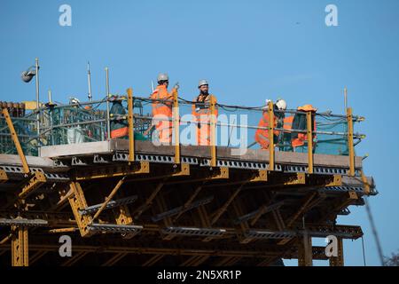 Harefield, Großbritannien. 9. Februar 2023 HS2 Hochgeschwindigkeitszug 2 Bau der Piers des Colne Valley Viaduct über den Broadwater Lake im Londoner Stadtteil Hillingdon. Der See ist ein Wildlife Trusts Site of Special Scientfic of Interest, wo bis HS2 Hunderte von Bäumen gefällt wurden. Die Wildlife Trusts haben berichtet, dass die Metrik HS2 für ihre Konstruktion ohne Nettoverluste für die Natur „grundsätzlich fehlerhaft“ ist und dass HS2 Teiche, Hecken und Bäume auf ihren Karten ausgelassen haben. Die Wildlife Trusts haben gefordert, dass alle HS2 Werke eingestellt werden und dass HS2 die Natur auf eine Art und Weise reparieren müssen Stockfoto