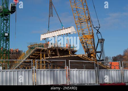 Harefield, Großbritannien. 9. Februar 2023 HS2 Hochgeschwindigkeitszug 2 Bau der Piers des Colne Valley Viaduct über den Broadwater Lake im Londoner Stadtteil Hillingdon. Der See ist ein Wildlife Trusts Site of Special Scientfic of Interest, wo bis HS2 Hunderte von Bäumen gefällt wurden. Die Wildlife Trusts haben berichtet, dass die Metrik HS2 für ihre Konstruktion ohne Nettoverluste für die Natur „grundsätzlich fehlerhaft“ ist und dass HS2 Teiche, Hecken und Bäume auf ihren Karten ausgelassen haben. Die Wildlife Trusts haben gefordert, dass alle HS2 Werke eingestellt werden und dass HS2 die Natur auf eine Art und Weise reparieren müssen Stockfoto