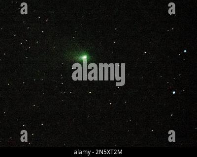 Sheerness, Kent, Großbritannien. 9. Februar 2023. Der Grüne Komet C/2022 E3 ZTF, gesehen über Sheerness, Kent, heute Abend vor dem Mondaufgang, am Rande des Mars. Kredit: James Bell/Alamy Live News Stockfoto