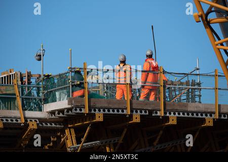 Harefield, Großbritannien. 9. Februar 2023 HS2 Hochgeschwindigkeitszug 2 Bau der Piers des Colne Valley Viaduct über den Broadwater Lake im Londoner Stadtteil Hillingdon. Der See ist ein Wildlife Trusts Site of Special Scientfic of Interest, wo bis HS2 Hunderte von Bäumen gefällt wurden. Die Wildlife Trusts haben berichtet, dass die Metrik HS2 für ihre Konstruktion ohne Nettoverluste für die Natur „grundsätzlich fehlerhaft“ ist und dass HS2 Teiche, Hecken und Bäume auf ihren Karten ausgelassen haben. Die Wildlife Trusts haben gefordert, dass alle HS2 Werke eingestellt werden und dass HS2 die Natur auf eine Art und Weise reparieren müssen Stockfoto