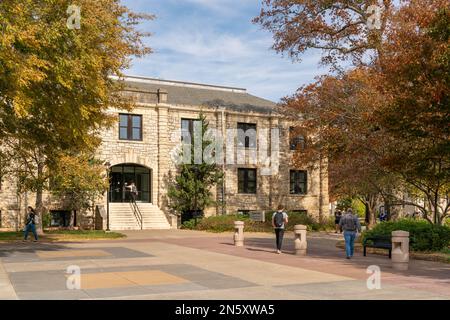 MANHATTEN, KS, USA - 3. NOVEMBER 2022: Auf dem Campus der Kansas State University. Stockfoto
