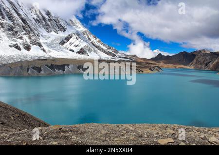 Das tiefleuchtende Blau eines der höchsten Seen der Welt - der Tilicho-See auf der Annapurna-Strecke, 4910 Meter über dem Meeresspiegel Stockfoto