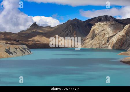 Das tiefleuchtende Blau eines der höchsten Seen der Welt - der Tilicho See, 4910 Meter über dem Meeresspiegel, direkt unter dem Gipfel von Tilicho Stockfoto