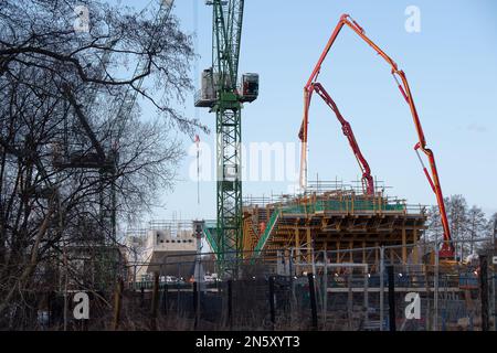 Harefield, Großbritannien. 9. Februar 2023 HS2 Hochgeschwindigkeitszug 2 Bau der Piers des Colne Valley Viaduct über den Broadwater Lake im Londoner Stadtteil Hillingdon. Der See ist ein Wildlife Trusts Site of Special Scientfic of Interest, wo bis HS2 Hunderte von Bäumen gefällt wurden. Die Wildlife Trusts haben berichtet, dass die Metrik HS2 für ihre Konstruktion ohne Nettoverluste für die Natur „grundsätzlich fehlerhaft“ ist und dass HS2 Teiche, Hecken und Bäume auf ihren Karten ausgelassen haben. Die Wildlife Trusts haben gefordert, dass alle HS2 Werke eingestellt werden und dass HS2 die Natur auf eine Art und Weise reparieren müssen Stockfoto