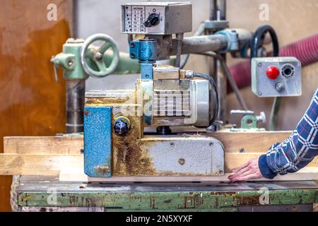 Möbelherstellung auf einer Maschine in einer Schreinerei Stockfoto