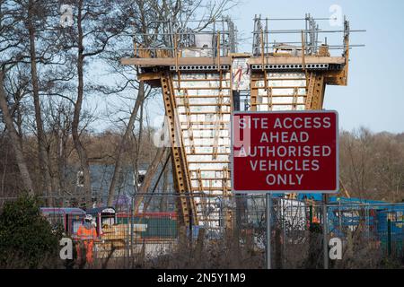 Harefield, Großbritannien. 9. Februar 2023 HS2 Hochgeschwindigkeitszug 2 Bau der Piers des Colne Valley Viaduct über den Broadwater Lake im Londoner Stadtteil Hillingdon. Der See ist ein Wildlife Trusts Site of Special Scientfic of Interest, wo bis HS2 Hunderte von Bäumen gefällt wurden. Die Wildlife Trusts haben berichtet, dass die Metrik HS2 für ihre Konstruktion ohne Nettoverluste für die Natur „grundsätzlich fehlerhaft“ ist und dass HS2 Teiche, Hecken und Bäume auf ihren Karten ausgelassen haben. Die Wildlife Trusts haben gefordert, dass alle HS2 Werke eingestellt werden und dass HS2 die Natur auf eine Art und Weise reparieren müssen Stockfoto