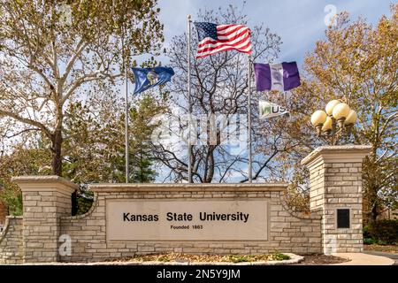 MANHATTEN, KS, USA - 3. NOVEMBER 2022: Eingangswand und Flaggen zum Campus der Kansas State University. Stockfoto