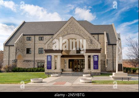 MANHATTEN, KS, USA - 3. NOVEMBER 2022: Alumni Center auf dem Campus der Kansas State University. Stockfoto