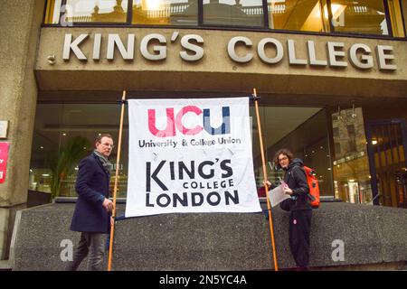 London, England, Großbritannien. 9. Februar 2023. Die University and College Union (UCU) streikt vor dem King's College London, während die Universitätsmitarbeiter weiterhin ihre Streiks um Gehälter und Arbeitsbedingungen führen. (Kreditbild: © Vuk Valcic/ZUMA Press Wire) NUR REDAKTIONELLE VERWENDUNG! Nicht für den kommerziellen GEBRAUCH! Stockfoto