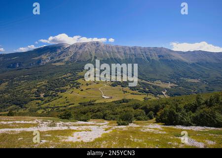 Panorama in der Provinz L'Aquila in Italien mit Monte Amaro Massiv und Passo San Leonardo. Stockfoto