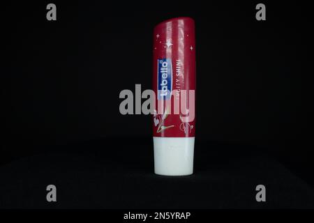 EXETER, DEVON, Großbritannien - 17. JANUAR 2023 Labello Fruity Shine Lip Salve Stockfoto