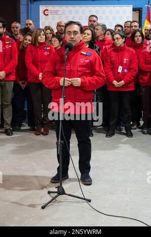 Madrid, Spanien. 09. Februar 2023. Der Minister für auswärtige Angelegenheiten, Europäische Union und Zusammenarbeit, Jose Manuel Albares, spricht vor der Verlegung eines Notfalllazaretts vom Militärstützpunkt Torrejon de Ardoz in die Türkei vor der Presse. Die spanische Regierung entsendet heute das Feldlazarett START (Spanisches Team für technische Hilfe), das Notfallteam der spanischen Agentur für internationale Entwicklungszusammenarbeit (AECID), um Verletzten beim Erdbeben in der Türkei zu helfen. Kredit: Marcos del Mazo/Alamy Live News Stockfoto