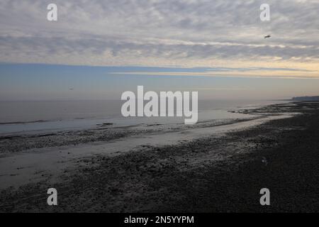 Penarth Beach mit Flut, Blick auf Flat Holm Island auf der Skyline. Neblig. Am 2023. Februar. Im Winter. Stockfoto