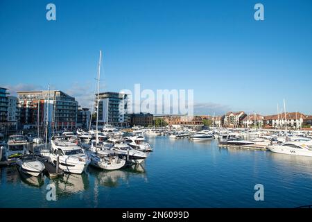 Allgemeiner Blick auf Southampton Marina mit Yachten und Booten, die in der Sommer Abendsonne festgemacht sind. Stockfoto