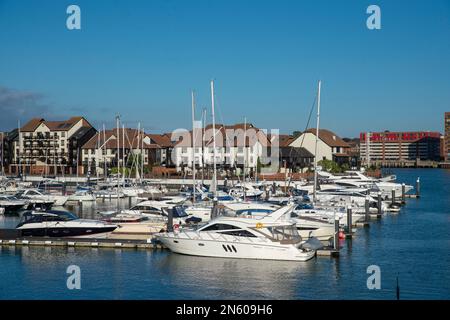 Allgemeiner Blick auf Southampton Marina mit Yachten und Booten, die in der Sommer Abendsonne festgemacht sind. Stockfoto