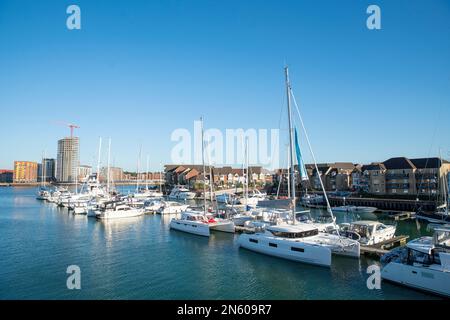 Allgemeiner Blick auf Southampton Marina mit Yachten und Booten, die in der Sommer Abendsonne festgemacht sind. Stockfoto