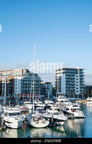 Allgemeiner Blick auf Southampton Marina mit Yachten und Booten, die in der Sommer Abendsonne festgemacht sind. Stockfoto