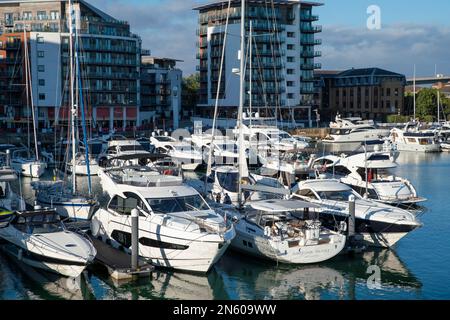 Allgemeiner Blick auf Southampton Marina mit Yachten und Booten, die in der Sommer Abendsonne festgemacht sind. Stockfoto