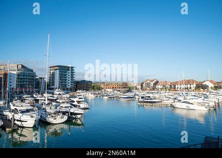 Allgemeiner Blick auf Southampton Marina mit Yachten und Booten, die in der Sommer Abendsonne festgemacht sind. Stockfoto