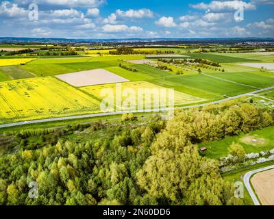 Drohnenschuss aus deutscher Landschaft mit Wiesen und Raps in Hessen. Stockfoto