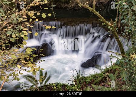 Der französische Brunnen in Hoznayo, ein Ort in Kantabrien mit medizinischen mineralischen Eigenschaften, die zur Schaffung eines Kurorts im 19. Jahrhundert führten, spanisch Stockfoto