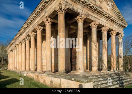 Alte neoklassische Kirche des Heiligen Georg, partenon de Fraguas in Arenas de Iguña, Kantabrien, Spanien Stockfoto