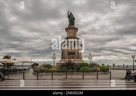 Denkmal der vielseitigen Architektur von Roger de Lauria (Loria), Künstler Feliu Ferrer Galzeran, öffentliche Skulptur von zum Weltkulturerbe gehörenden Kulturgütern in Tarragona, Spanien. Stockfoto