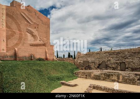 Mauer mit hohem Relief der Ruinen des römischen Zirkus „Circ Roma“ im historischen Zentrum von Tarragona, Katalonien, Spanien, Europa Stockfoto