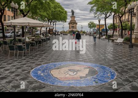 Denkmal der vielseitigen Architektur von Roger de Lauria (Loria), Künstler Feliu Ferrer Galzeran, öffentliche Skulptur von zum Weltkulturerbe gehörenden Kulturgütern in Tarragona, Spanien. Stockfoto